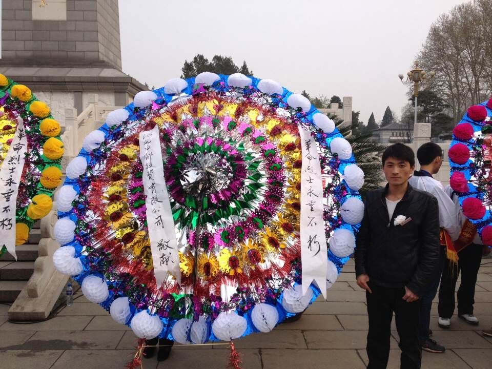 公司干部職工，到華北軍區(qū)烈士陵園掃墓，深切緬懷革命先烈