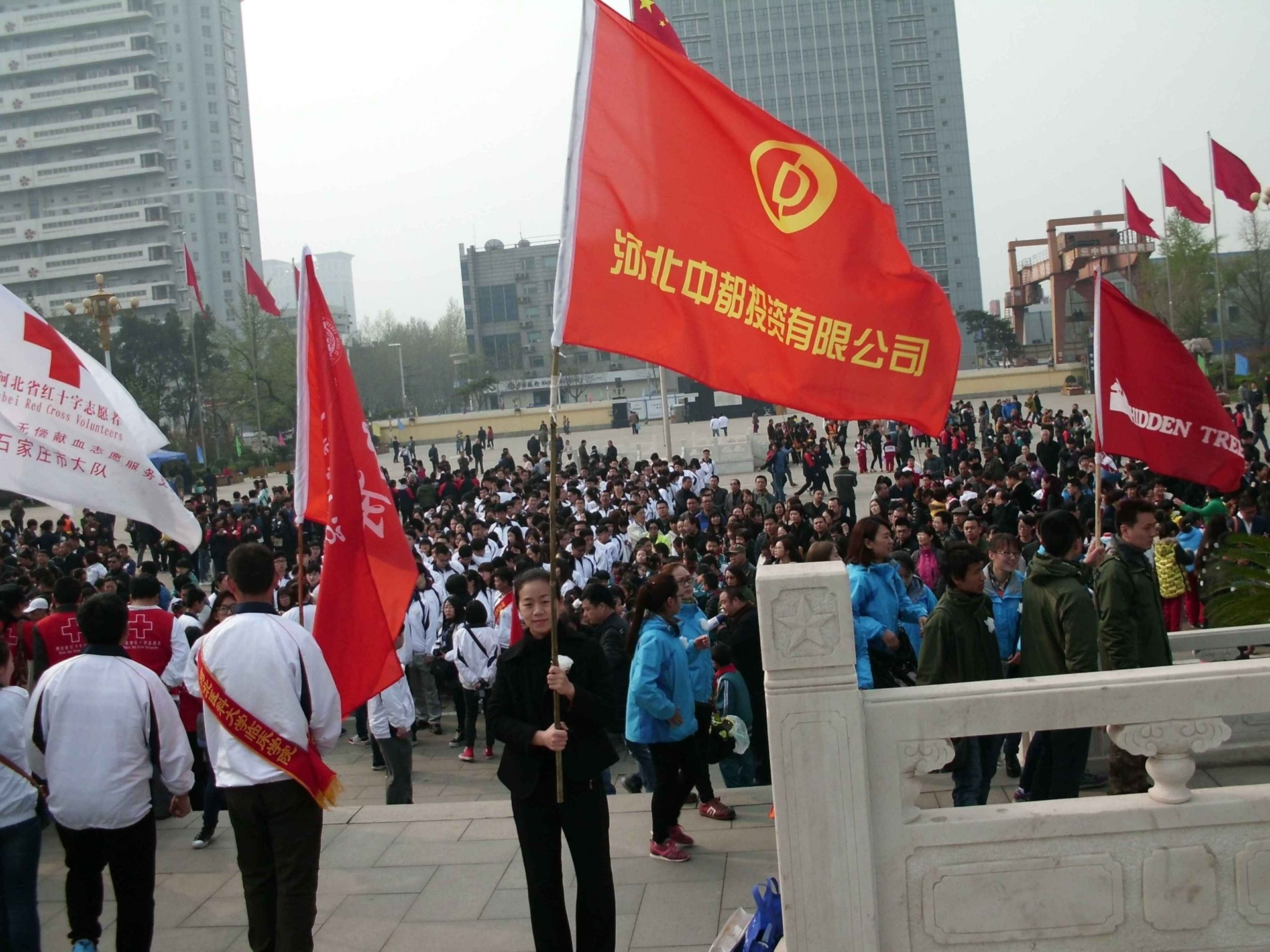 公司干部職工，到華北軍區(qū)烈士陵園掃墓，深切緬懷革命先烈