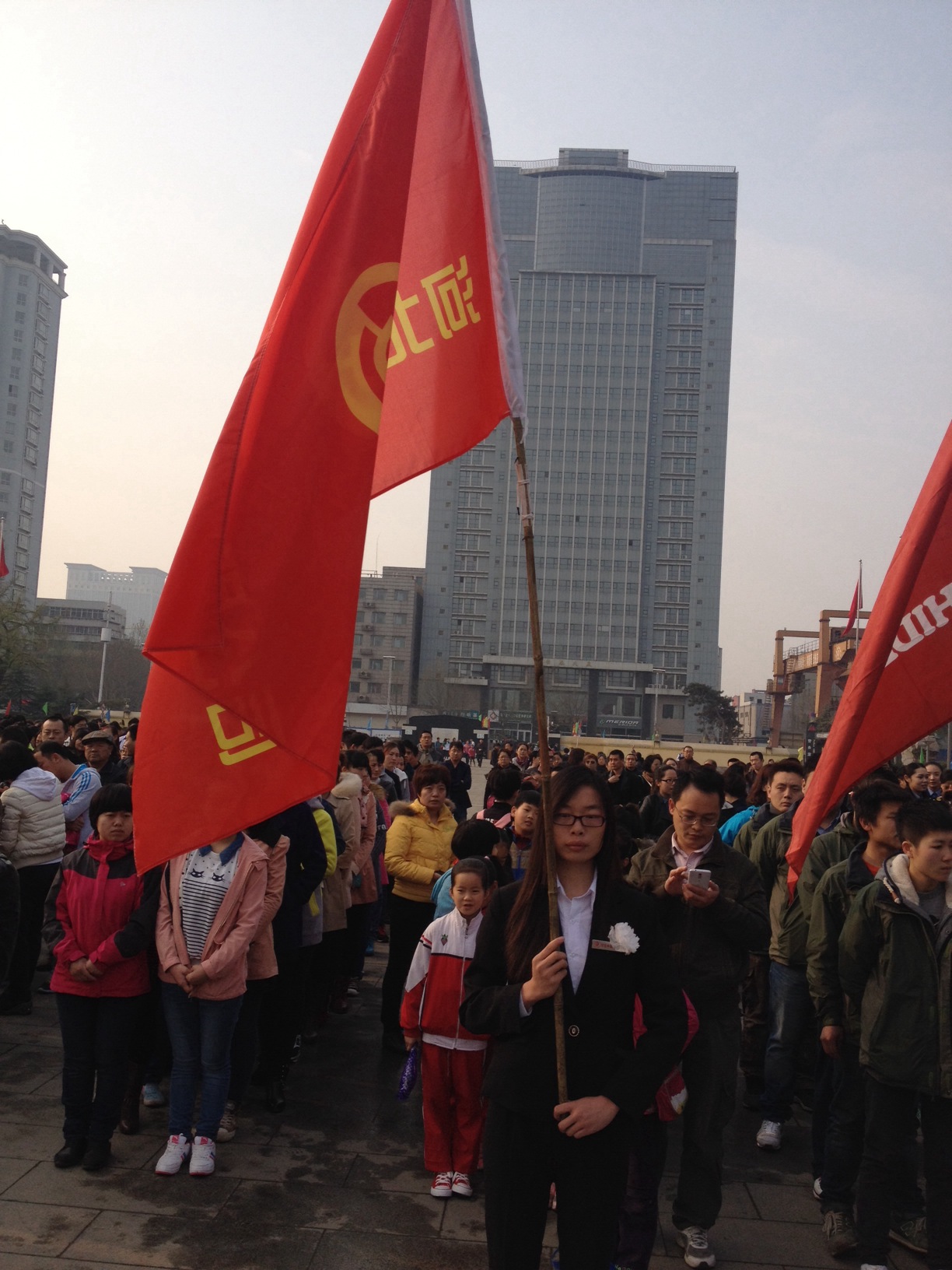 公司干部職工，到華北軍區(qū)烈士陵園掃墓，深切緬懷革命先烈